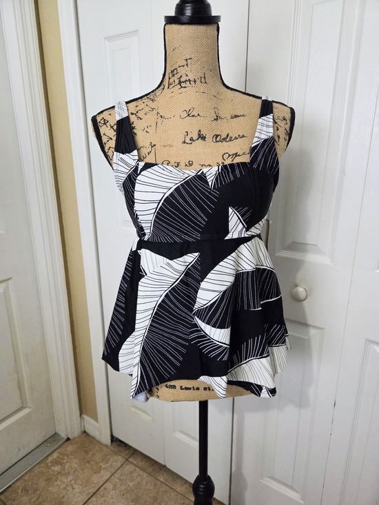 Kona Sol Other - Kona Sol Black & White Leaf Print Peplum Swim Top